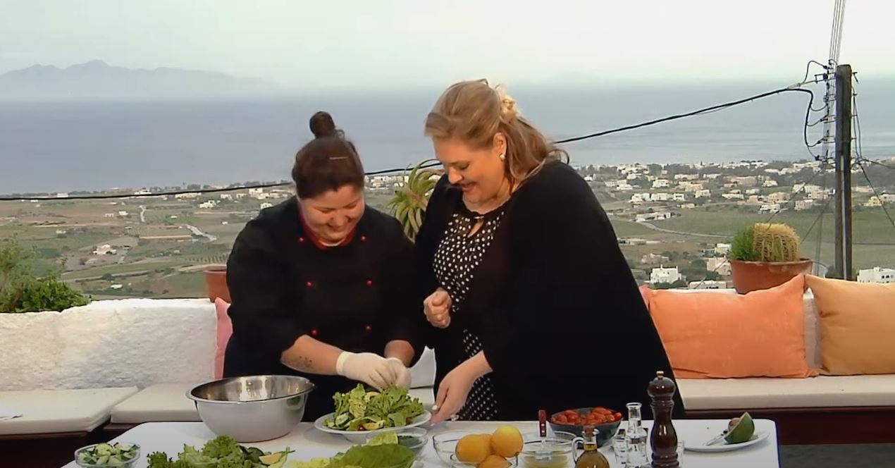 Cooking in Greek by Sofia : Μαγειρεύοντας σαλάτα με αβοκάντο στη Σαντορίνη με τη Σοφία !