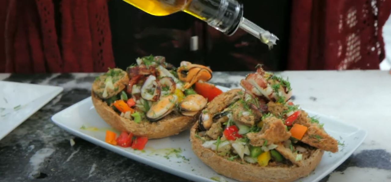 The Santorini Project : Μαγειρεύοντας υγιεινή σαλάτα θαλασσινών στη Σαντορίνη με την Σοφία !