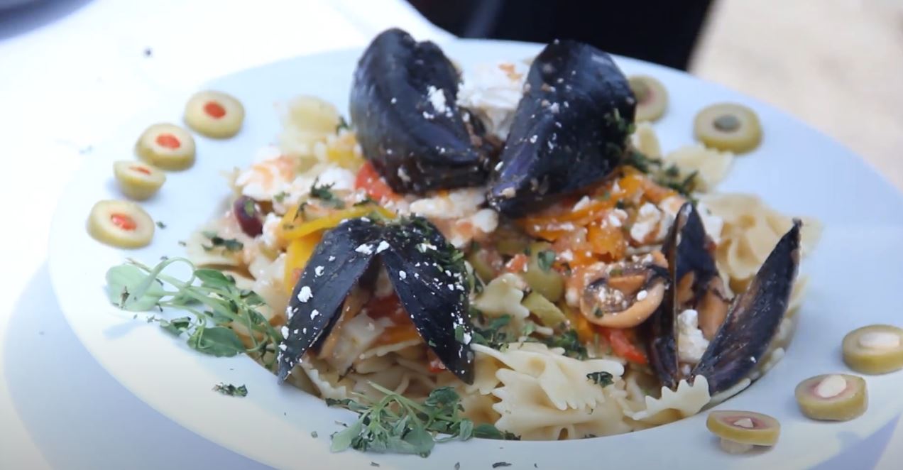 Cooking in Greek by Sofia. Μαγειρεύοντας σαλάτα με ζυμαρικά, μύδια και ελιές στη Χαλκιδική  με τη Σοφία !