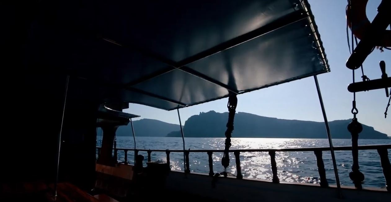 The Santorini Project : Viewing around Santorini by boat !