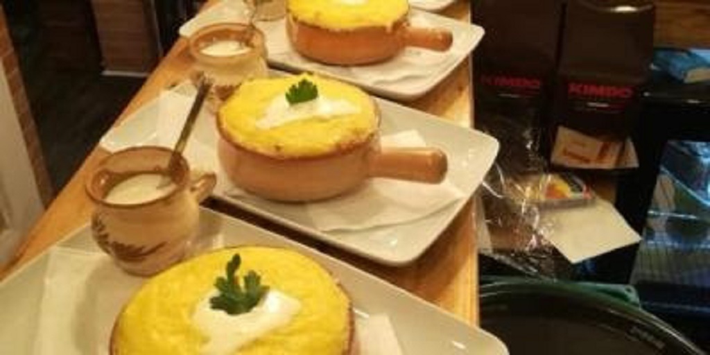 ” Οι συνταγές του εργένη” απ΄ τον Γιώργο Παθανασόπουλο σε συνεργασία με ντόπιους υποστηρικτές της τοπικής γαστρονομίας: ” Mămăligă με τυρί και κρέμα γάλακτος ” απ΄ τη Ρουμανία!