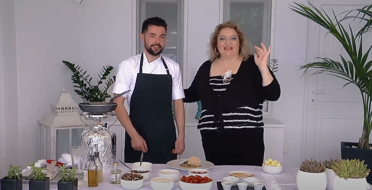 Cooking in Greek by Sofia : Μαγειρεύοντας ριζότο μανιταριών στη Σαντορίνη με τη Σοφία !